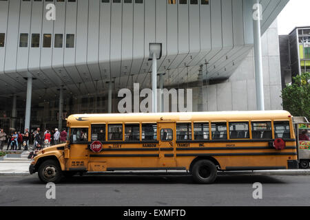 Schoolbus devant le Whitney Museum of American Art, New York, Manhattan, USA. Banque D'Images