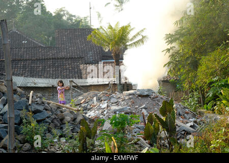 Une épaisse fumée d'un feu de joie sur la pollution de l'air par le sol des déchets dans un village de java indonésie Banque D'Images