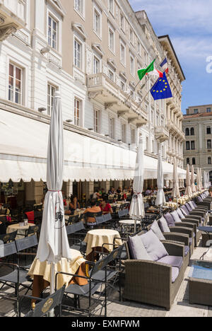 Caffe degli Specchi à Piazza Unita d'Italia, Trieste, Italie Banque D'Images