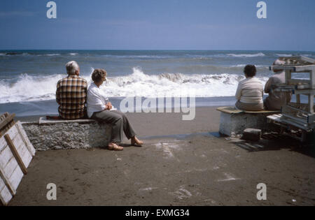 Ein Tag am Strand von der Fuengirola Costa del Sol, Gran Canaria, Espagne années 80 er Jahre. Une journée à la plage de Fuengirola sur la Costa del Sol, Andalousie, Espagne 80. Banque D'Images