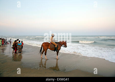 Policier à cheval patrouillant beach à Chennai, Inde Banque D'Images