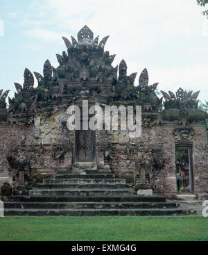 Eine Besichtigung des Tempels Pura Beji à Singaraja, Bali, Indonesia 1982. Visitation de la Tempel Pura Beji à Singaraja, Bali, Indonésie 1982. Banque D'Images