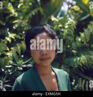 La plage de Sanur Menschen in der Nahe Denpasar, Bali, Indonesia 1982. Les gens à la plage de Sanur, près de la ville de Denpasar, Bali, Indonésie 1982. Banque D'Images