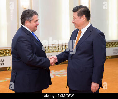 Beijing, Chine. 15 juillet, 2015. Le président chinois Xi Jinping (R) rencontre avec le vice-chancelier allemand et Ministre des affaires économiques et de l'énergie Sigmar Gabriel, également président du Parti Social-démocrate (SPD) de l'Allemagne, à Beijing, capitale de Chine, le 15 juillet 2015. Credit : Wang Ye/Xinhua/Alamy Live News Banque D'Images