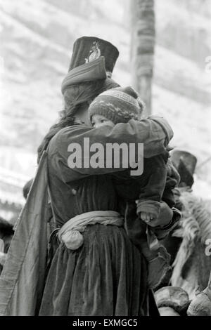 Mère tenant son enfant dans la main sur festival HEMIS HEMIS Gompa au Ladakh ; Jammu-et-Cachemire en Inde ; Banque D'Images