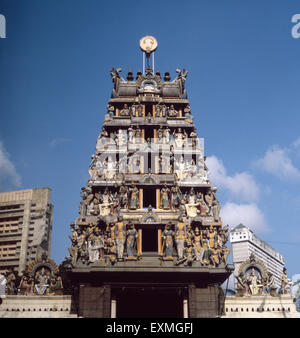 Besichtigung des Sri Mariamman Tempels à Singapur, 1980er Jahre. La Visitation de la Sri Mariamman Temple à Singapour, 1980. Banque D'Images