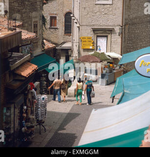 Unterwegs in den Straßen von von San Marino San Marino Republik, 1980er Jahre. Sur le chemin dans les rues de Saint-Marin, République de Saint-Marin 1980. Banque D'Images