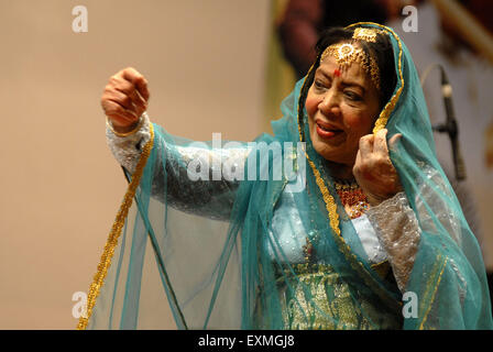 Danseur classique Kathak Sitara Devi fonctionne à Shanmukhananda Hall à Bombay maintenant Mumbai Maharashtra ; Inde ; Banque D'Images