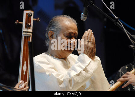 De renommée mondiale (flûte bansuri) player Pandit Bhimsen Joshi Chaurasia fonctionne à Shanmukhananda Hall Mumbai Banque D'Images
