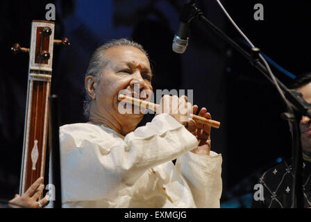 De renommée mondiale (flûte bansuri) player Pandit Bhimsen Joshi Chaurasia fonctionne à Shanmukhananda Hall Mumbai Banque D'Images