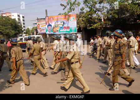 Le personnel de la police patrouiller lorsqu'émeutiers briser les vitres véhicules Bhandup communauté Dalit resort de violentes manifestations Mumbai Banque D'Images