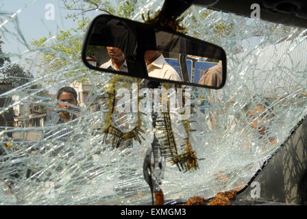 Émeutiers briser les vitres de véhicules dans Bhandup après la communauté Dalit recourir à des manifestations violentes Mumbai Banque D'Images