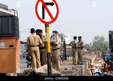 Le personnel de la police patrouiller émeutiers briser les vitres de véhicules Bhandup communauté Dalit recourir à des manifestations violentes Mumbai Banque D'Images