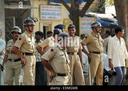 Le personnel de la police patrouiller émeutiers briser les vitres de véhicules dans la communauté Dalit Bhandup recourir à des manifestations violentes Mumbai Banque D'Images