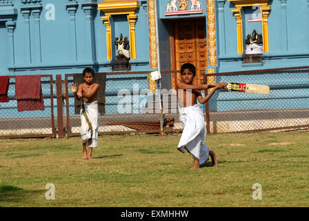 Garçons jouant au cricket, temple terre, New Bombay, Navi Mumbai, Bombay, Mumbai, Maharashtra, Inde, Asie Banque D'Images