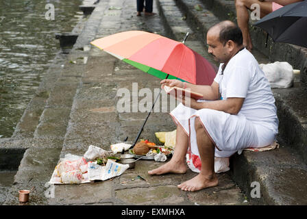 Janoi (fil sacré) l'évolution du rituel de coco Brahmanes Hindous Purnima Banganga Tank ; Walkeshwar ; Mumbai Banque D'Images