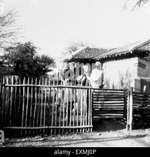 Mahatma Gandhi ; Mahadev Desai et Harilal Gandhi's daughter in law ; Saraswati ; un son fils à Shanti Ashram Sevagram Banque D'Images