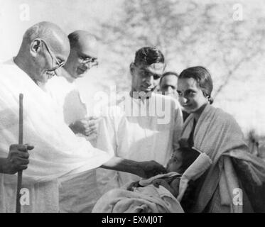 Mahatma Gandhi ; Mahadev Desai ; Shri Girdharilal jouant avec l'Krupali enfant et à d'autres personnes à l'Ashram Sevagram ; 1939 PAS DE MR Banque D'Images