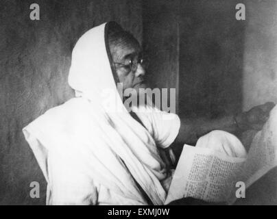 Kasturba Gandhi reading, femme Mahatma Gandhi, Sebagram Ashram, Sewagram, Wardha, Nagpur, Maharashtra, 1939, Inde, Asie, ancienne image vintage du 1900 Banque D'Images