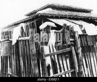 Mahatma Gandhi ; l'exécution d'un oreiller sur sa tête en raison de la forte chaleur ; en face de l'office à l'Ashram Sevagram ; 1940 PAS DE MR Banque D'Images