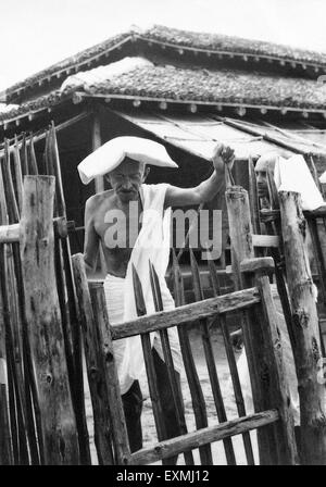 Mahatma Gandhi ; l'exécution d'un oreiller sur sa tête en raison de la forte chaleur ; en face de l'office à l'Ashram Sevagram ; 1940 PAS DE MR Banque D'Images