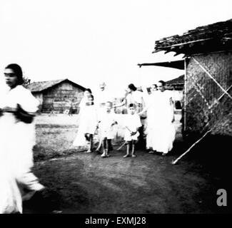 Mahatma Gandhi et d'autres sur le campus de l'Ashram Sevagram ; 1938 ; Sushila Nayar PAS MR Banque D'Images