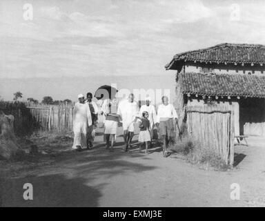 Abha Gandhi Mahatma Gandhi ; (avec parapluie) ; JC Kumarappa (r) et d'autres, à l'Ashram Sevagram ; 1938 PAS DE MR Banque D'Images