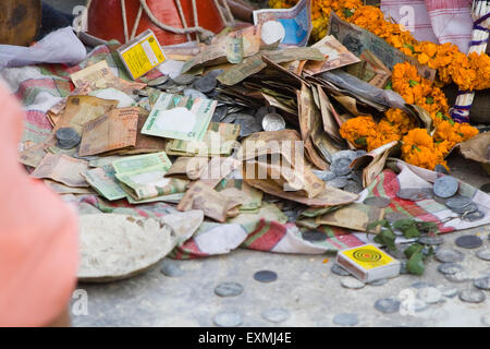Roupies indiennes offertes à l'idole, Ganga rivière ganges, Banaras, Benaras, Varanasi, Uttar Pradesh, Inde, Asie Banque D'Images