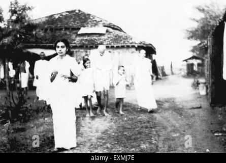 Kasturba Gandhi ; son petit-fils ; Kahandas le Mahatma Gandhi (de r à l) et d'autres à l'Ashram Sevagram Banque D'Images