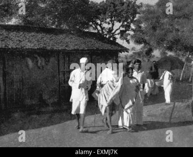 Mahatma Gandhi et d'autres marchent à Seagram Ashram ; 1939, Inde, Asie, ancienne image du millésime 1900 Banque D'Images