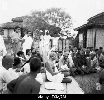 Mahatma Gandhi en discussion avec les visiteurs de l'Ashram Sevagram ; 1939 ; 2e à partir de l Pyarelal Nayar PAS MR Banque D'Images