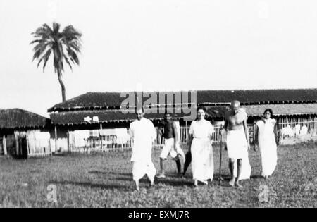 Mahatma Gandhi marcher avec Hanna Lazar et autres sur l'enceinte de l'Ashram Sevagram ; 1938 PAS DE MR Banque D'Images