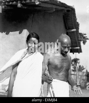 Mahatma Gandhi et Premabehn Kantak devant sa hutte à l'Ashram Sevagram ; 1942 PAS DE MR Banque D'Images