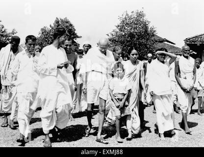 Mahatma Gandhi ; journaliste accompagné Shailendra Chatterjee Les Gandhi de la RSAB soeur Vinabehn Patel marche à l'Ashram Sevagram Banque D'Images