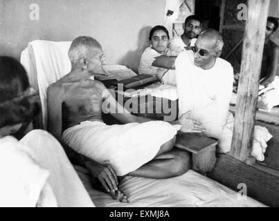 Mahatma Gandhi parle avec Ruth Rajagopalachari dans sa hutte à l'Ashram Sevagram ; 1942 ; c Premabehn Kantak PAS MR Banque D'Images