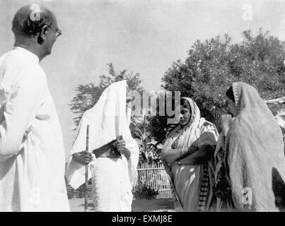 Mahadev Desai ; Mahatma Gandhi et satyagrahi femmes de Punjab à l'Ashram Sevagram ; 1941 PAS DE MR Banque D'Images