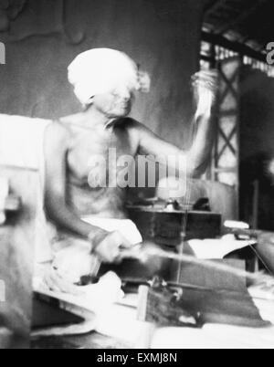 Mahatma Gandhi tournant sur Dhanush Takli instrument filature dans son ashram Sevagram hut à 1941 ; PAS DE MR Banque D'Images