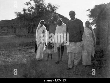 Rajkumari Amrit Kaur ; Mahatma Gandhi ; Mahadev Desai ; le fils de Sharad Krishnadas Gandhi et d'autres marchant d'Ashram Sevagram Banque D'Images