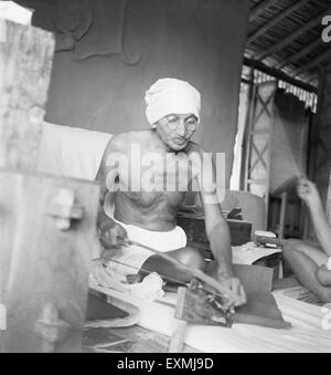 Mahatma Gandhi tournant sur Dhanush Takli instrument filature dans son ashram Sevagram hut à 1940 ; PAS DE MR Banque D'Images