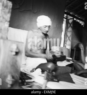 Mahatma Gandhi tournant sur Dhanush Takli instrument filature dans son ashram Sevagram hut à 1940 ; PAS DE MR Banque D'Images