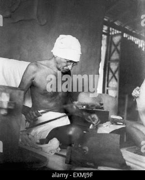 Mahatma Gandhi tournant sur Dhanush Takli instrument filature dans son ashram Sevagram hut à 1940 ; PAS DE MR Banque D'Images