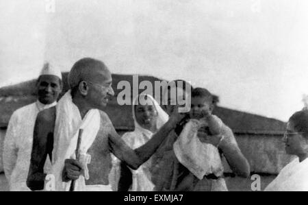 Mahatma Gandhi avec Amtus Salam , tenant un enfant et Jankidevi Bajaj Sevagram Ashram ; 1941 Banque D'Images