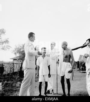 Mahatma Gandhi ; Mahadev Desai ; Dhirendra Chatterjee (frère de Abha Gandhi) et un visiteur de USA à l'Ashram Sevagram Banque D'Images