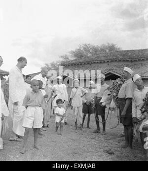 Mahadev Desai ; Durga Mehta ; Mahatma Gandhi et d'autres lors d'une cérémonie durant le Festival de Bullock à l'Ashram Sevagram Banque D'Images