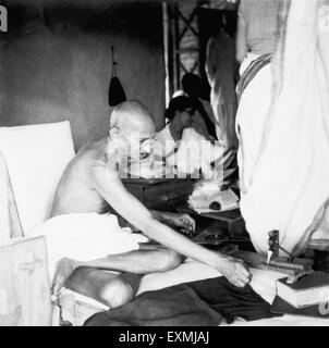 Mahatma Gandhi La rotation dans sa hutte à l'Ashram Sevagram ; 4 août 1940 ; Rajkumari Amrit Kaur PAS MR Banque D'Images