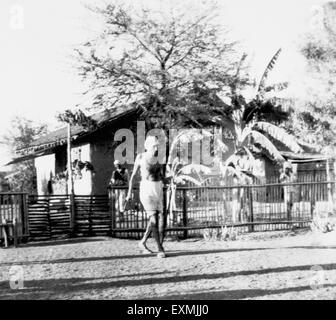 Mahatma Gandhi devant sa hutte à l'Ashram Sevagram ; 1940 ; Mahadev Desai PAS MR Banque D'Images