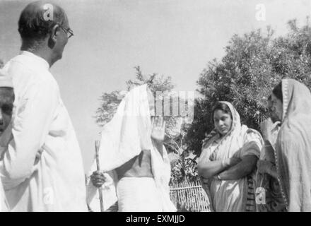 Mahadev Desai et Mahatma Gandhi avec des visiteurs du Punjab à Sebagram Ashram ; 1944, Inde, Asie, ancienne image du XXe siècle Banque D'Images