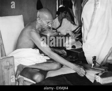 Mahatma Gandhi La rotation dans sa hutte à l'Ashram Sevagram ; 4 août 1940 ; Rajkumari Amrit Kaur PAS MR Banque D'Images