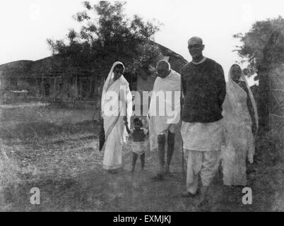 Rajkumari Amrit Kaur ; Mahatma Gandhi ; Mahadev Desai ; Krishnadas fils Gandhi et d'autres marchant à Sharad Ashram Sevagram Banque D'Images