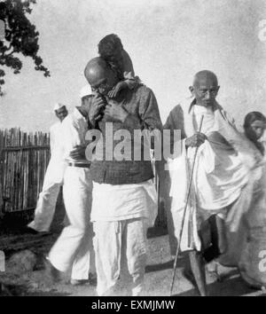 Mahadev Desai ; portant un enfant sur ses épaules ; le Mahatma Gandhi et d'autres, à l'Ashram Sevagram ; 1940 PAS DE MR Banque D'Images